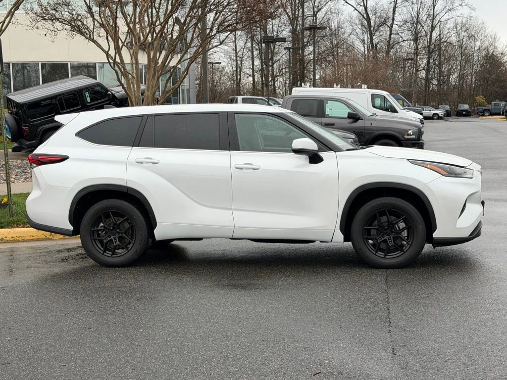 Used 2024 Toyota Highlander LE image 5