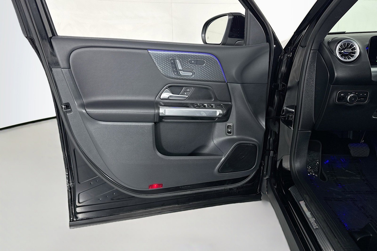 Certified 2024 Mercedes-Benz GLB 250 4MATIC image 21