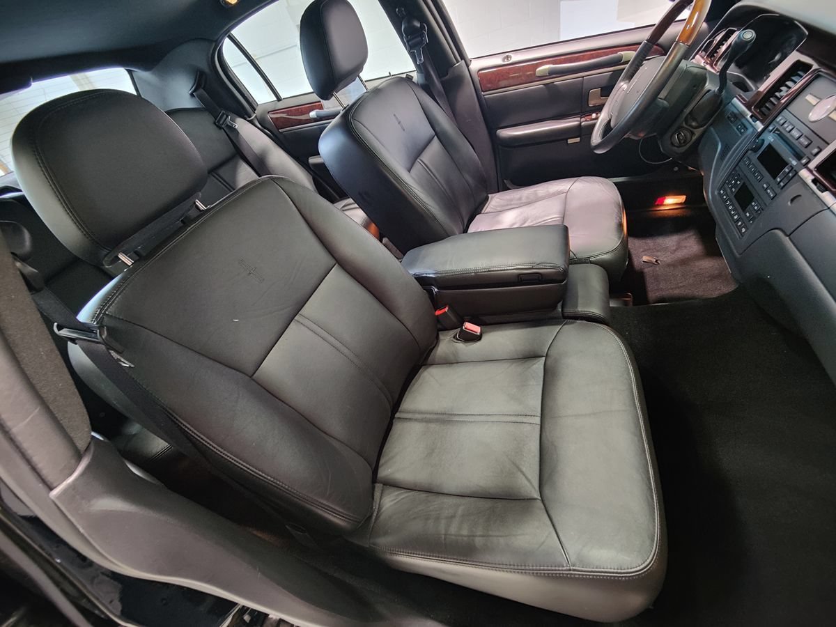 Used 2008 Lincoln Town Car Signature Limited RWD image 13