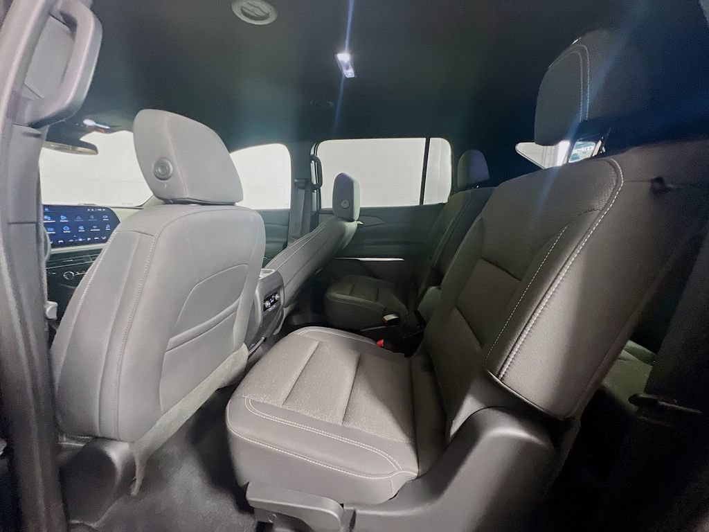 Used 2025 Chevrolet Traverse LT FWD image 22