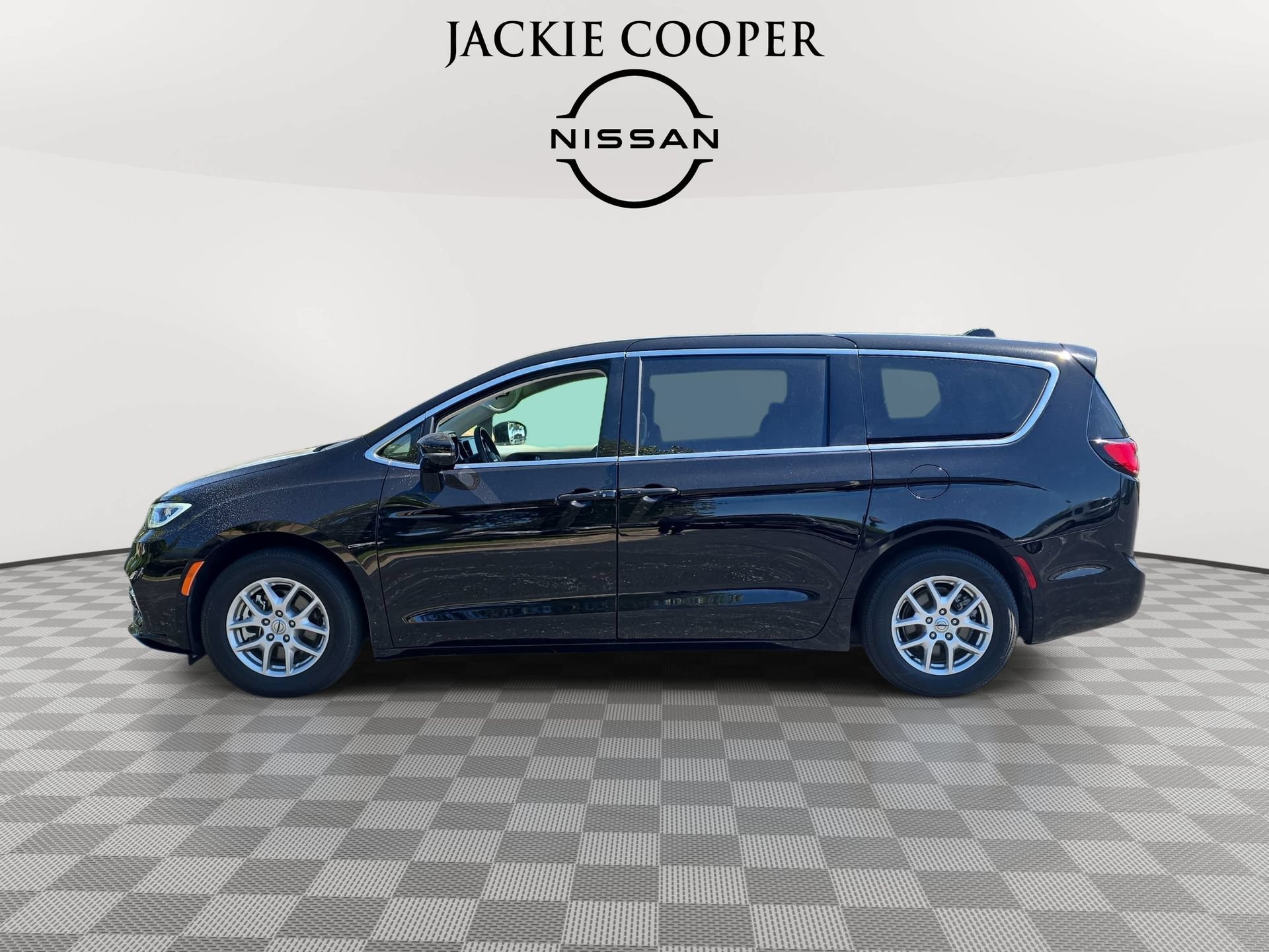 Used 2024 Chrysler Pacifica Touring-L FWD image 8