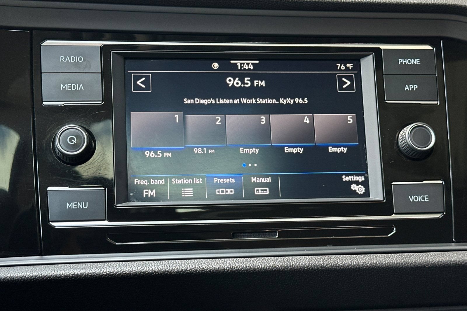 Used 2023 Volkswagen Jetta SE w/ Panoramic Sunroof Package FWD image 17
