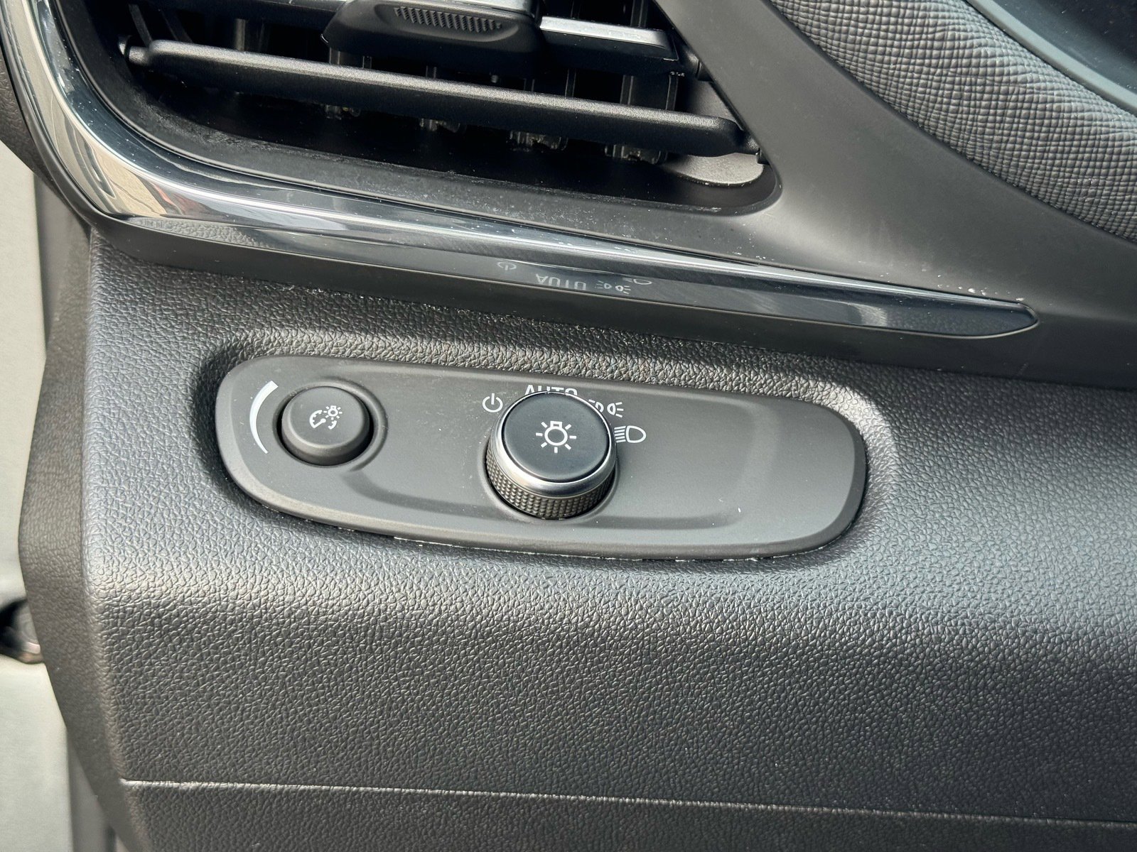 Used 2025 Buick Envista Preferred w/ Convenience I Package image 19