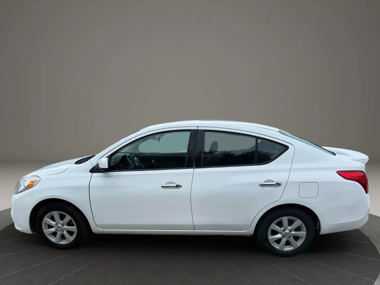 Used 2014 Nissan Versa SV w/ Convenience Package FWD image 2
