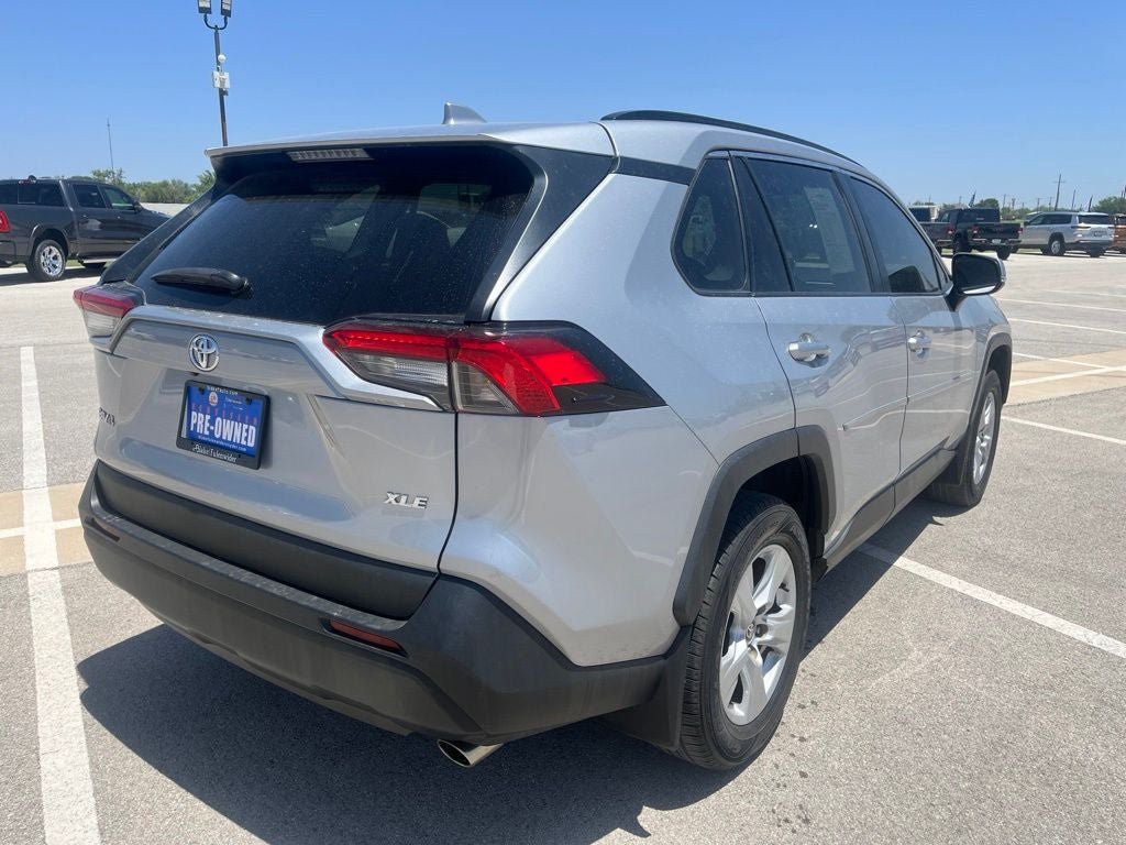Used 2021 Toyota RAV4 XLE w/ Convenience Package FWD image 5