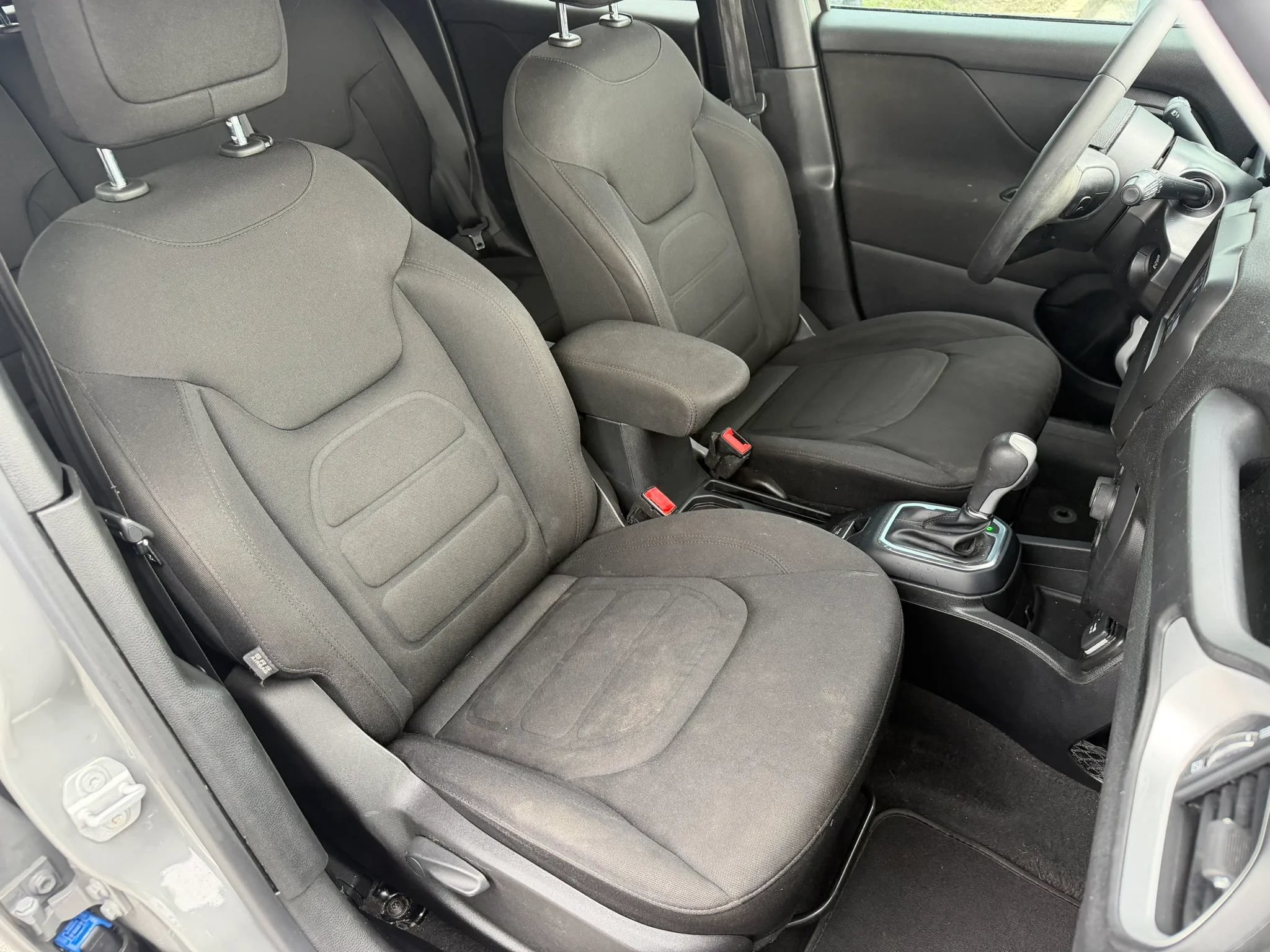 Used 2019 Jeep Renegade Latitude FWD image 11