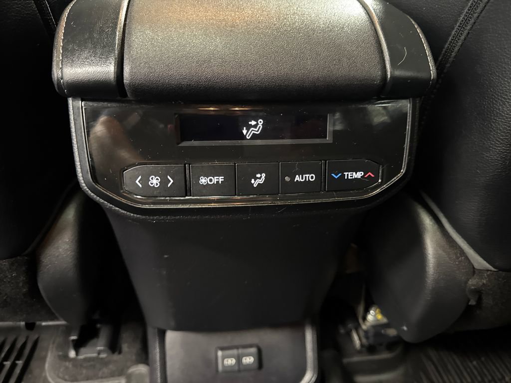 Used 2023 Toyota Highlander XLE AWD/4WD image 35