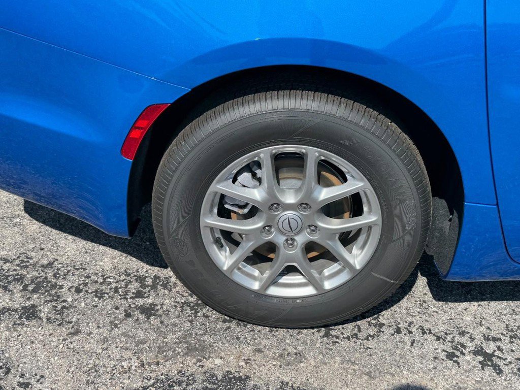 New 2026 Chrysler Pacifica Select FWD image 5