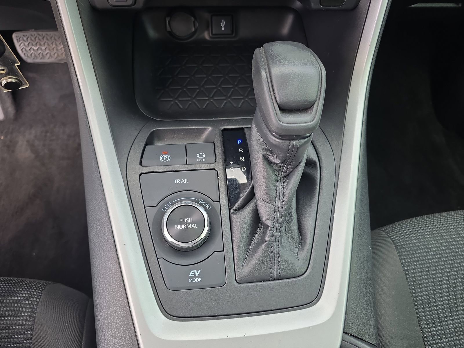 Used 2021 Toyota RAV4 LE AWD/4WD image 18