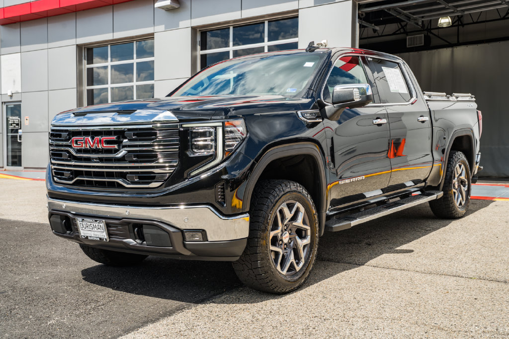 Used 2023 GMC Sierra 1500 SLT w/ SLT Premium Plus Package AWD/4WD image 3