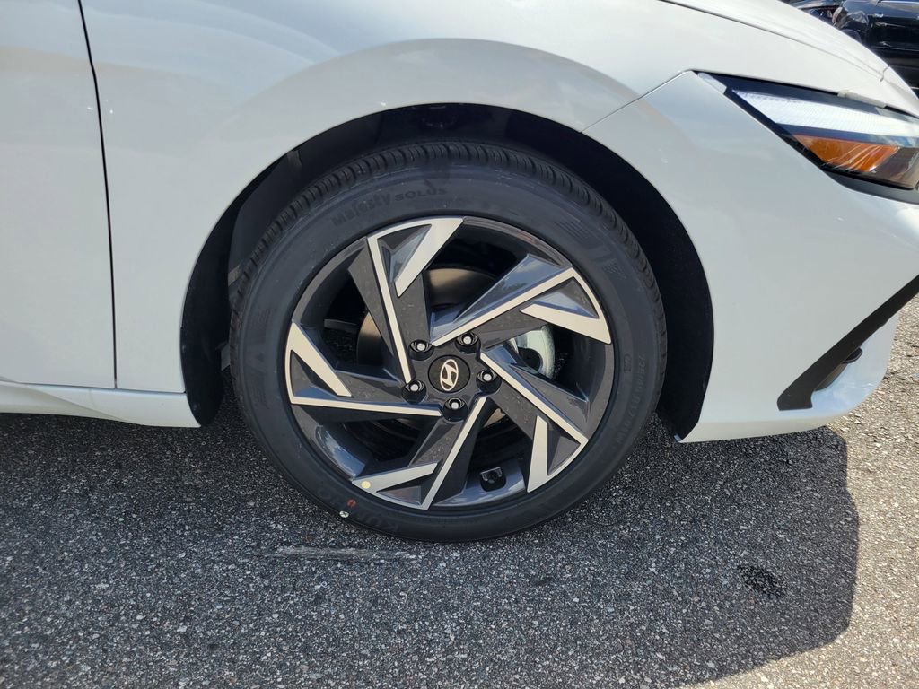 Certified 2025 Hyundai Elantra Sport image 3