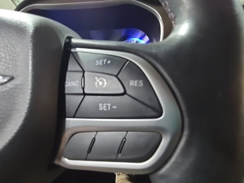 Used 2017 Chrysler Pacifica Touring-L Plus w/ Tire & Wheel Group FWD image 24