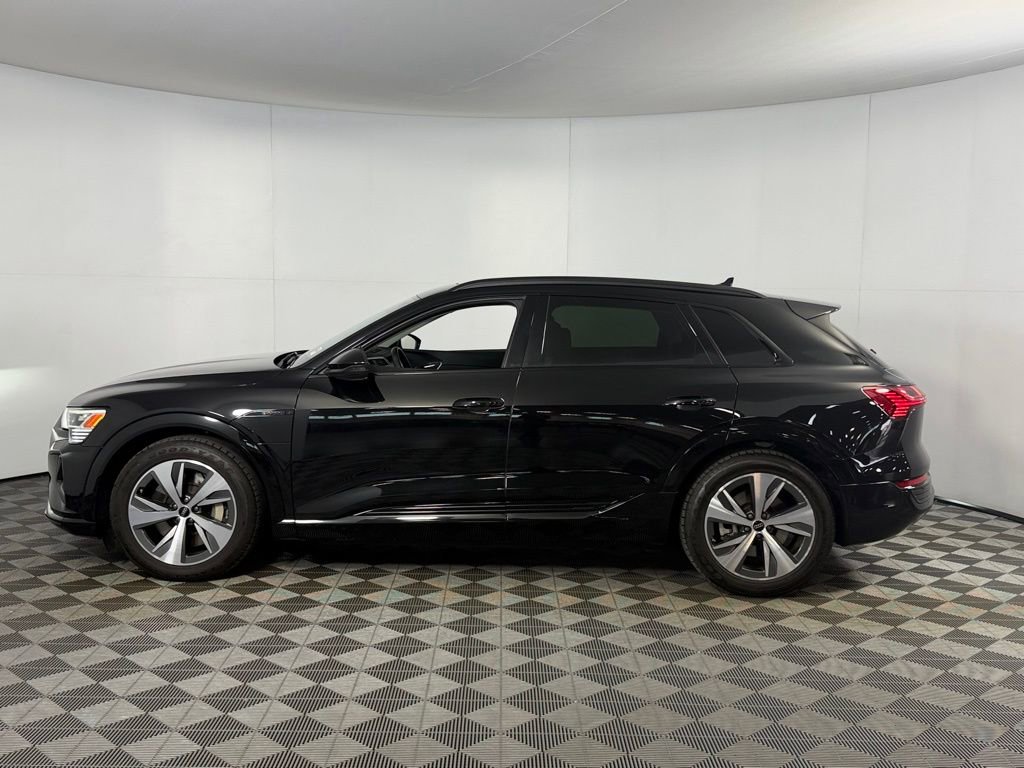 Used 2024 Audi Q8 e-tron Premium image 11
