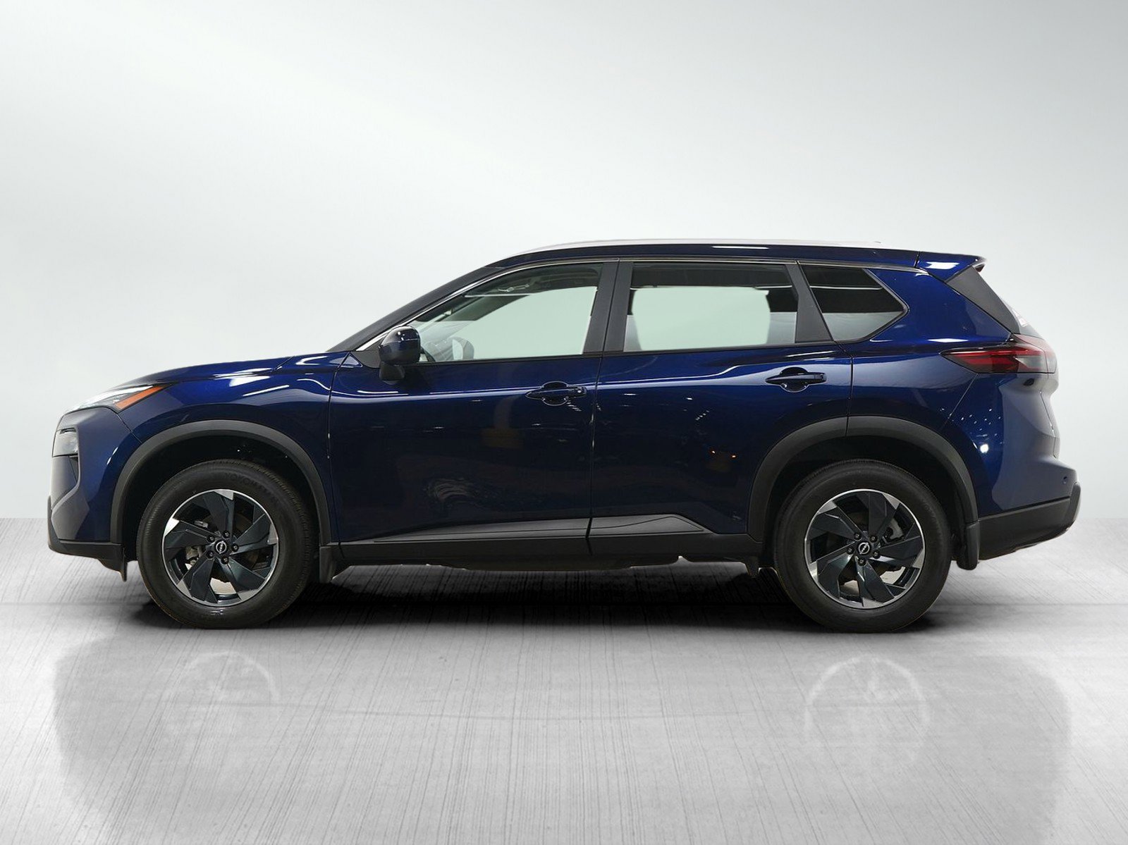 Used 2024 Nissan Rogue SV w/ SV Premium Package image 3