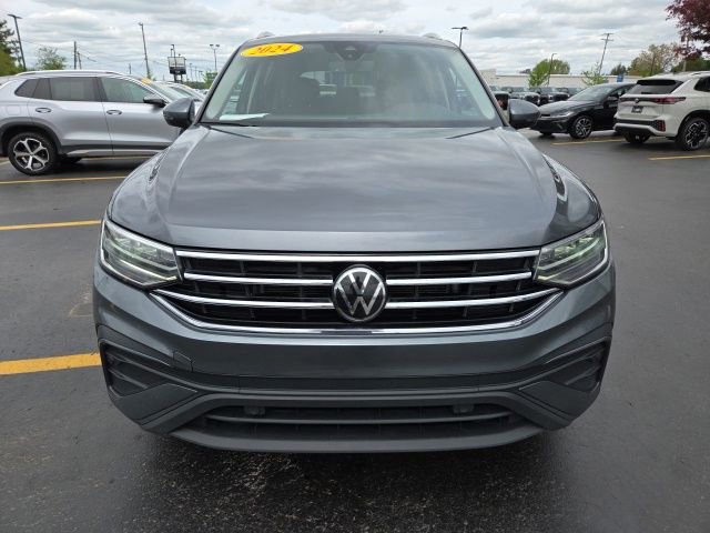 Used 2024 Volkswagen Tiguan SE w/ Panoramic Sunroof Package AWD/4WD image 2