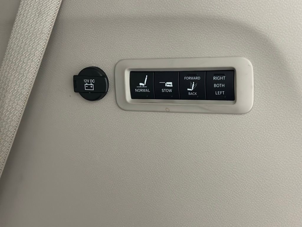 Used 2017 Chrysler Pacifica Limited image 15