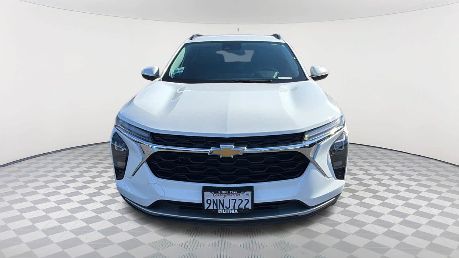Used 2024 Chevrolet Trax LT FWD image 2
