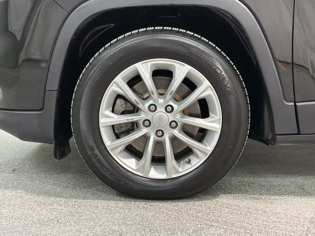 Used 2021 Jeep Cherokee Latitude FWD image 28