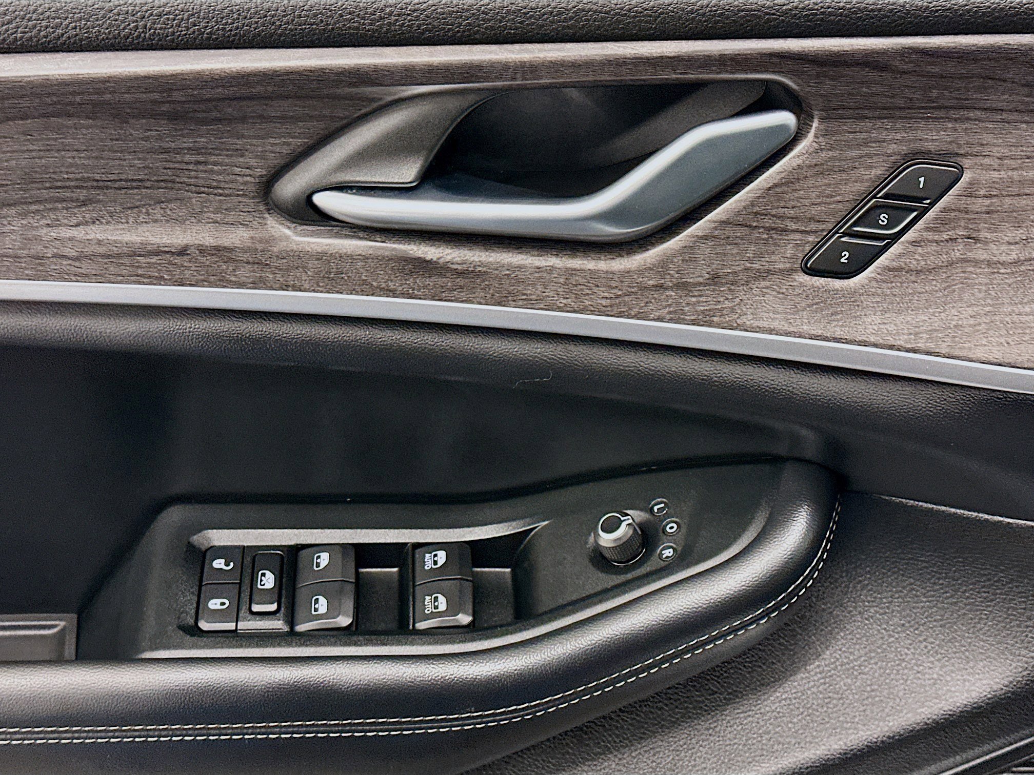 Used 2024 Jeep Grand Cherokee L Limited w/ Luxury Tech Group II image 15