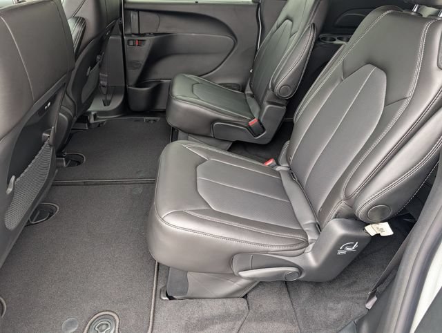 New 2027 Chrysler Pacifica Select FWD image 23