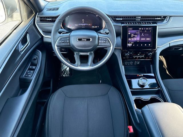Used 2024 Jeep Grand Cherokee Laredo w/ Luxury Tech Group I RWD image 21