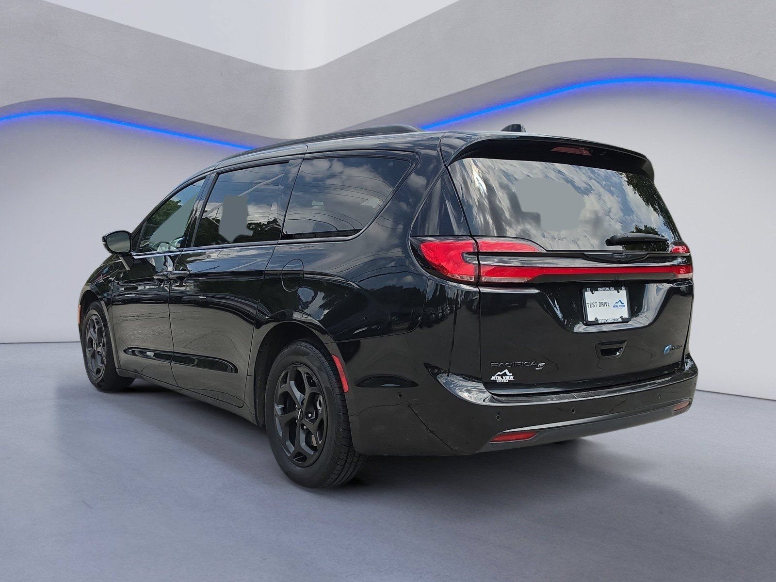 Used 2024 Chrysler Pacifica Premium FWD image 3