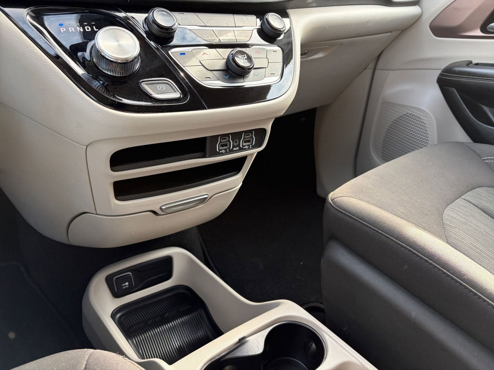 Used 2024 Chrysler Voyager LX image 44