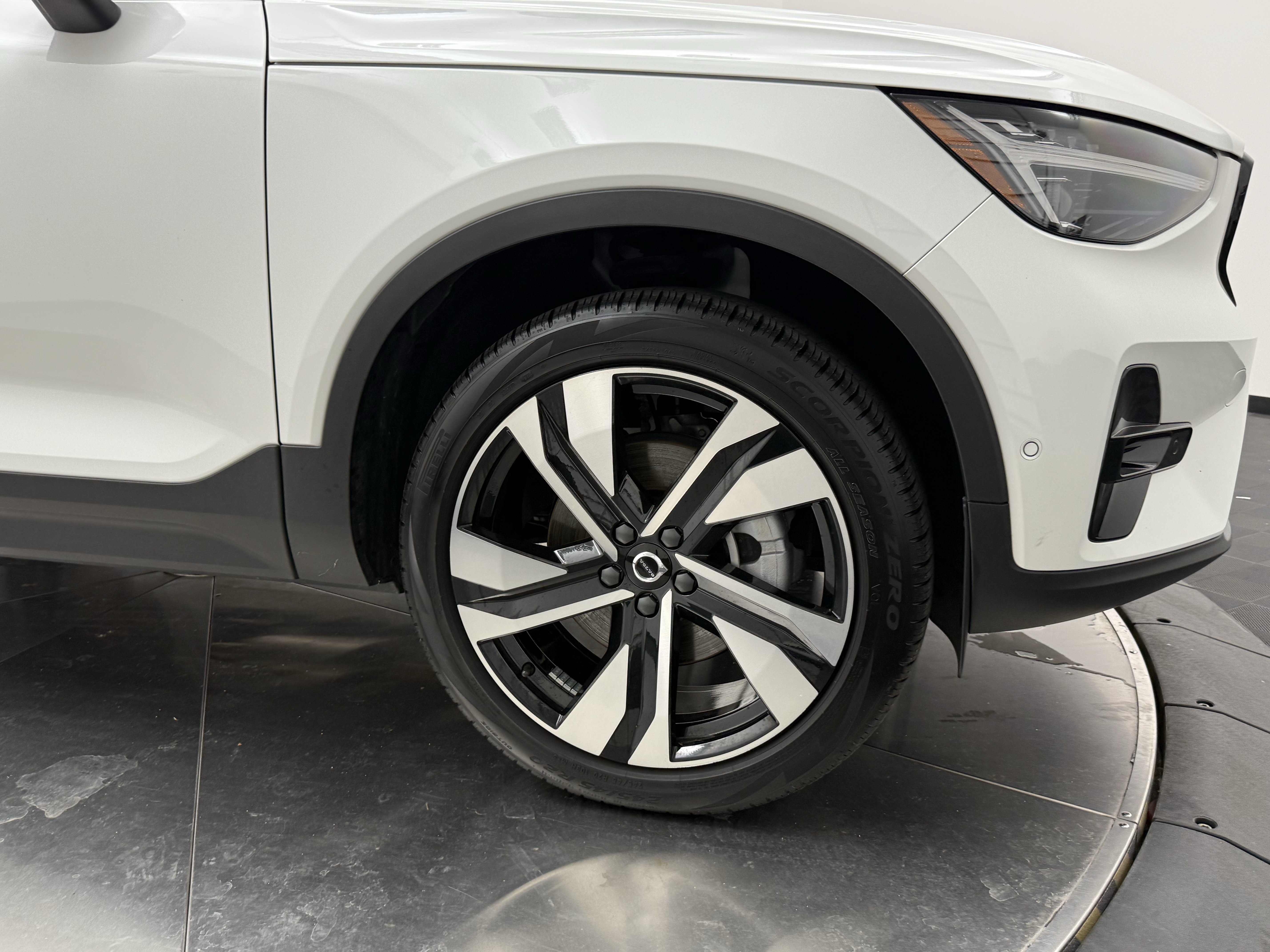 Certified 2025 Volvo XC40 B5 Ultra AWD/4WD image 9