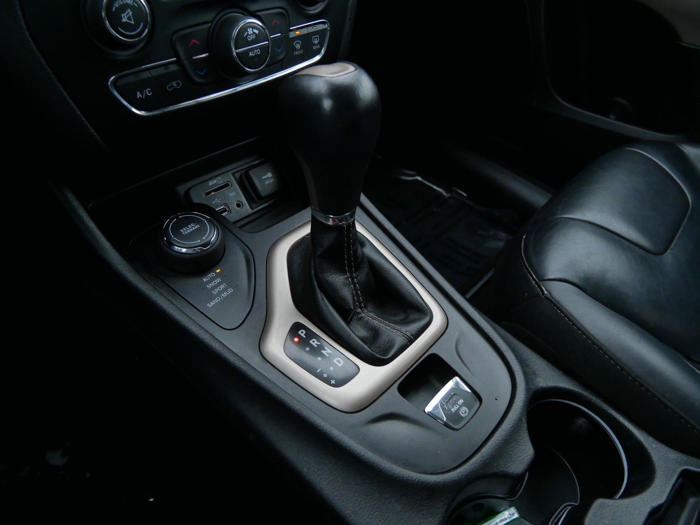 Used 2018 Jeep Cherokee Limited image 24