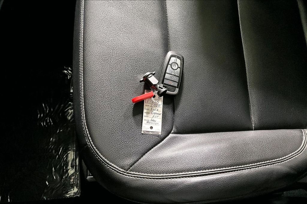 Used 2020 Ford Explorer XLT w/ Equipment Group 202A image 10
