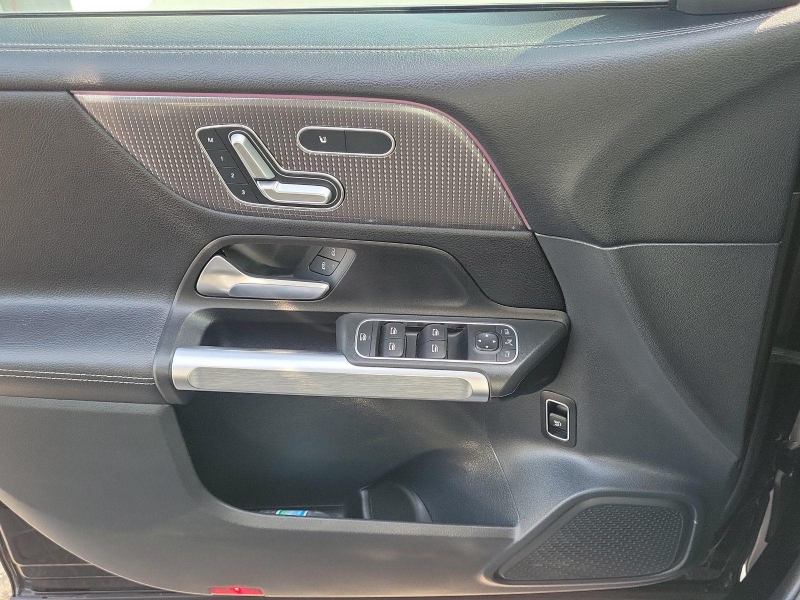 Used 2023 Mercedes-Benz GLB 250 w/ Premium Package image 16