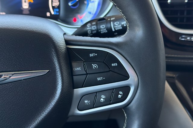 Used 2024 Chrysler Pacifica Limited FWD image 31