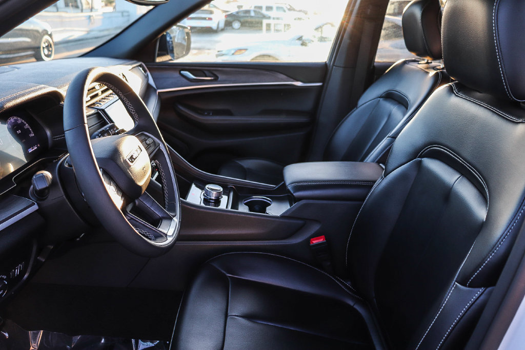 Used 2024 Jeep Grand Cherokee Limited RWD image 20