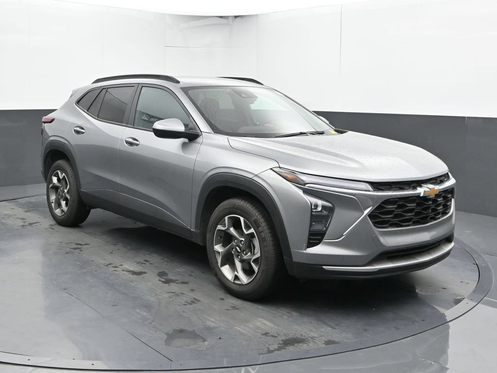 Used 2025 Chevrolet Trax LT FWD image 6