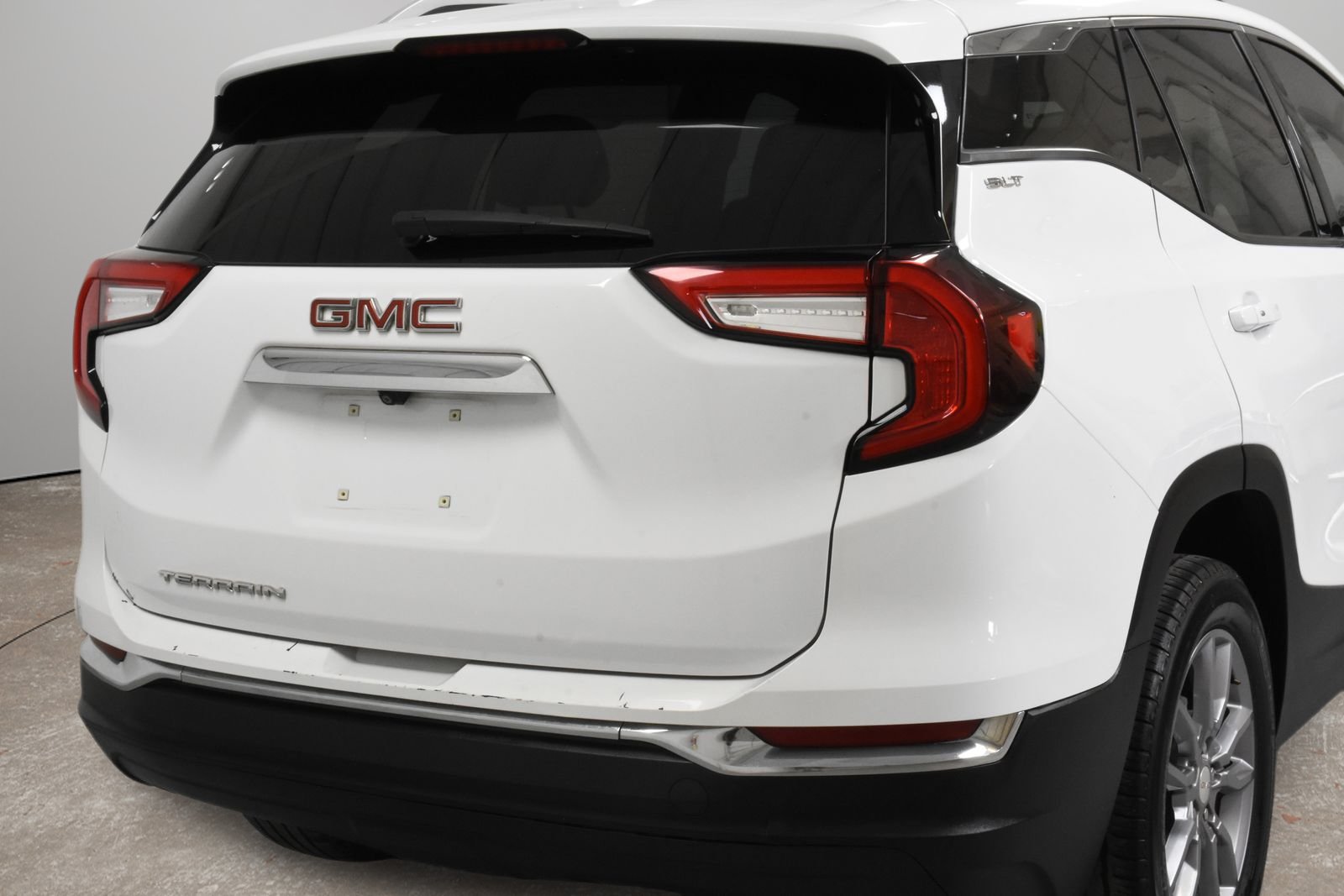 Used 2023 GMC Terrain SLT FWD image 3