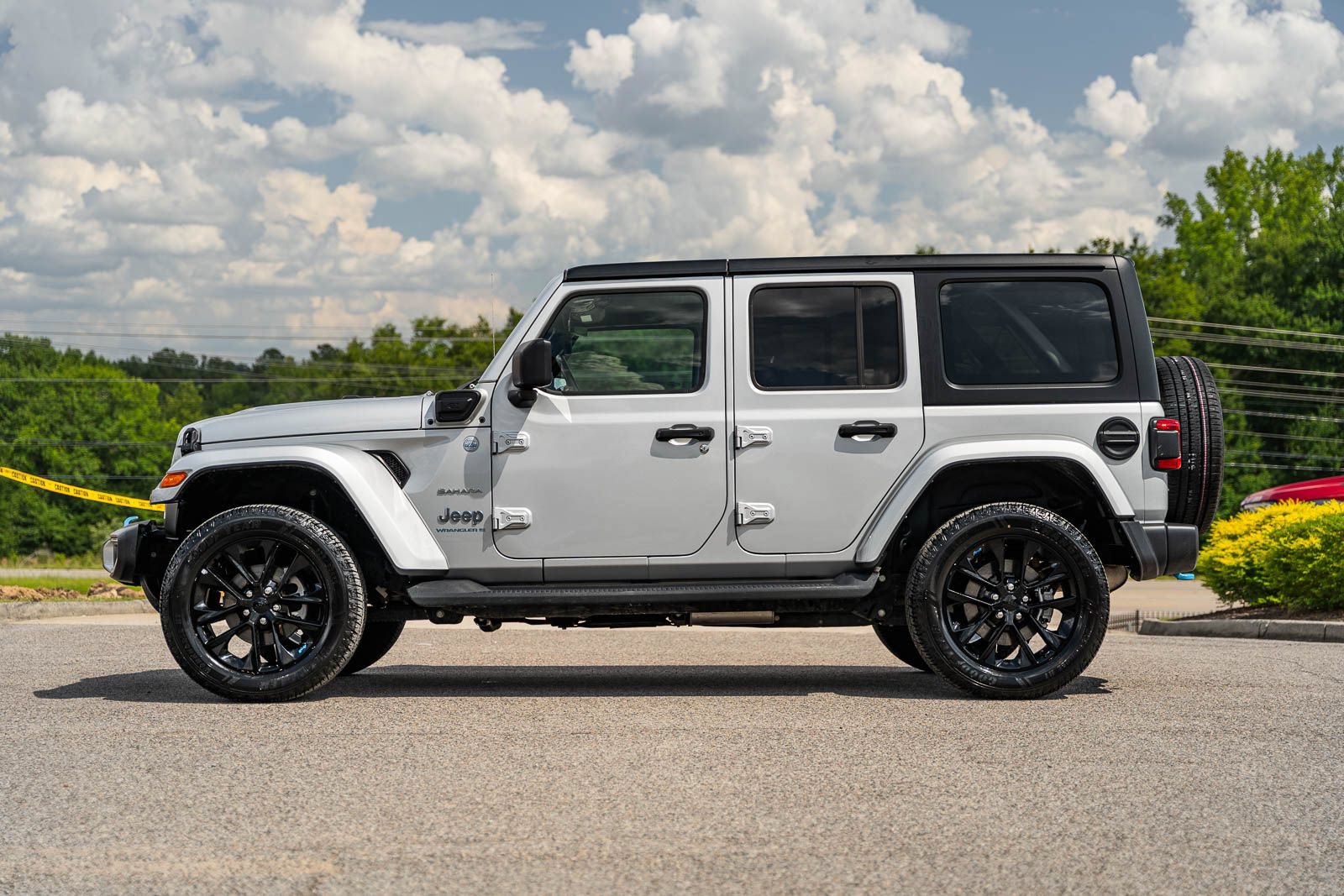 Used 2023 Jeep Wrangler Unlimited Sahara w/ Cold Weather Group AWD/4WD image 4