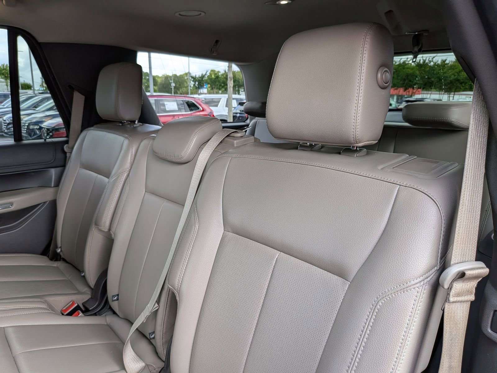 Used 2019 Ford Expedition XLT w/ Equipment Group 202A AWD/4WD image 30