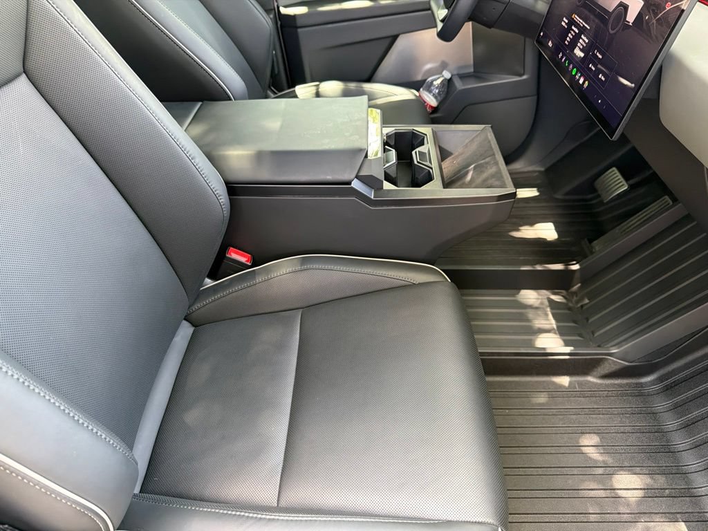Used 2025 Tesla Cybertruck AWD Crew Cab image 29