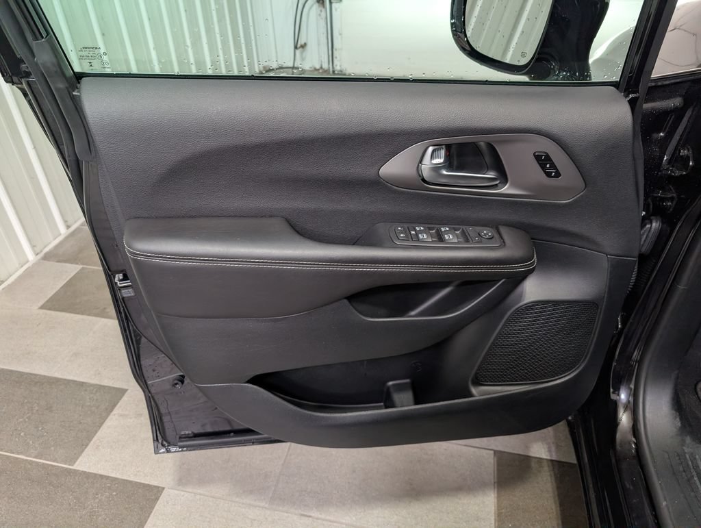 Used 2027 Chrysler Pacifica Select w/ Family Tech Group FWD image 13