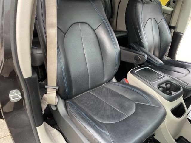 Used 2021 Chrysler Pacifica Touring-L FWD image 33
