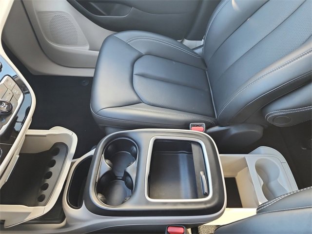 Used 2024 Chrysler Pacifica Touring-L image 25