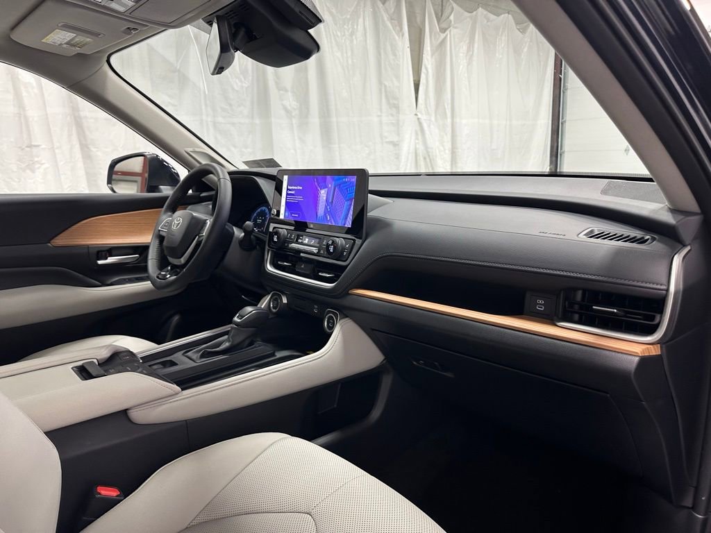 Used 2025 Toyota Grand Highlander AWD image 65