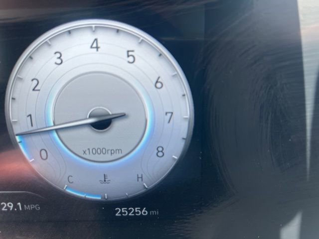 Used 2025 Hyundai Elantra Limited image 10