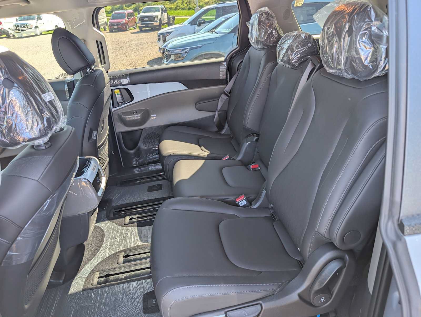 New 2027 Kia Carnival FWD image 18