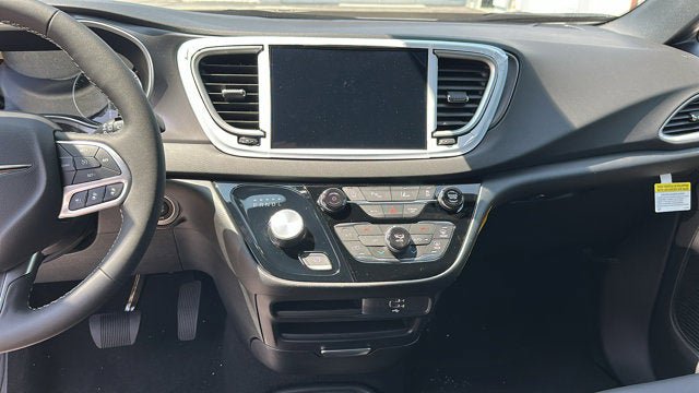 Used 2026 Chrysler Voyager LX FWD image 15