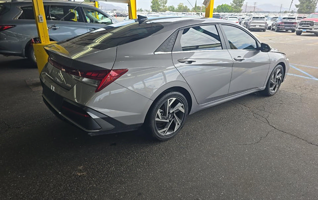 Used 2025 Hyundai Elantra Limited FWD image 3