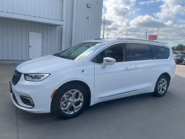 Used 2021 Chrysler Pacifica Limited w/ Uconnect Theater Family Group FWD image 2