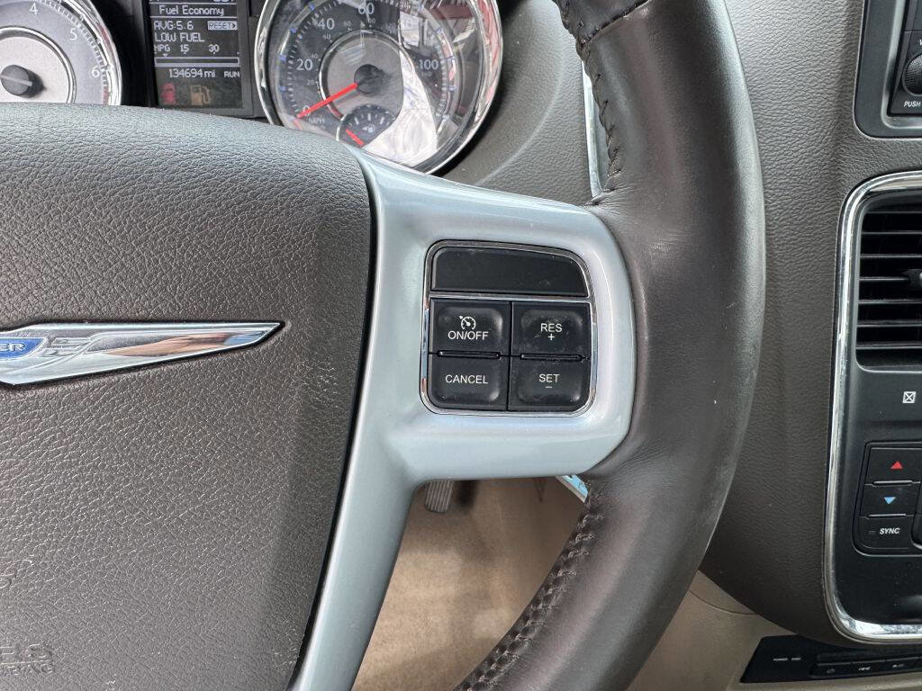 Used 2014 Chrysler Town & Country Touring-L FWD image 20