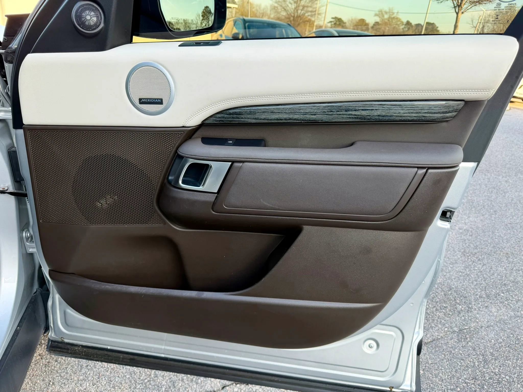 Used 2019 Land Rover Discovery HSE AWD/4WD image 45