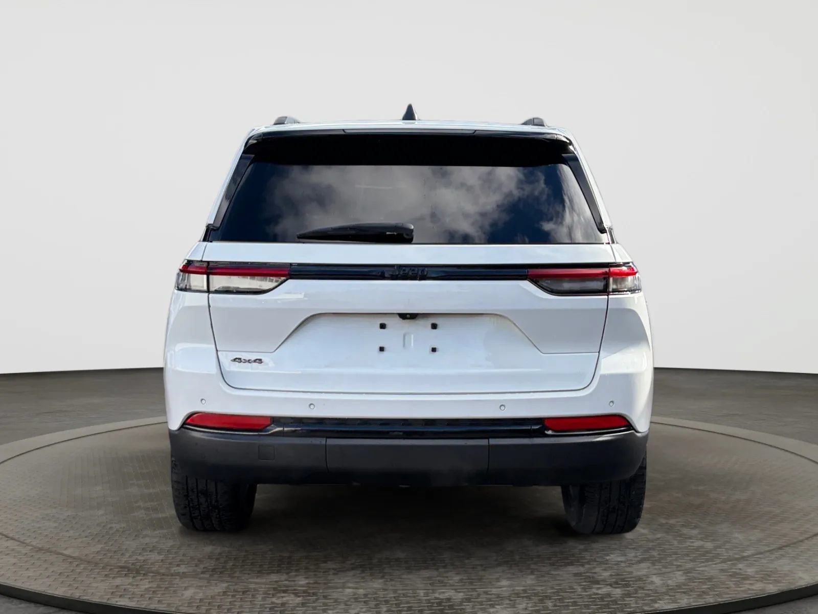 Used 2022 Jeep Grand Cherokee Altitude AWD/4WD image 9